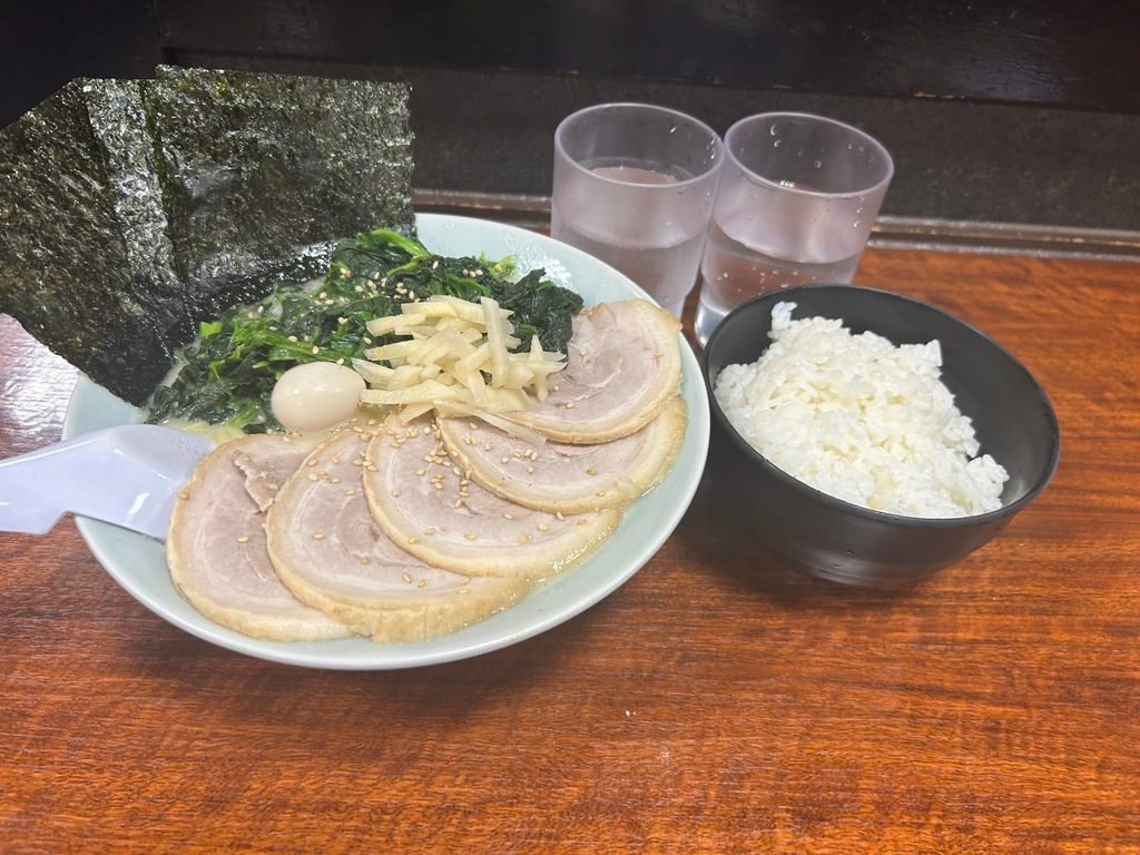 還是這家拉麵好吃 This ramen shop is still the best.